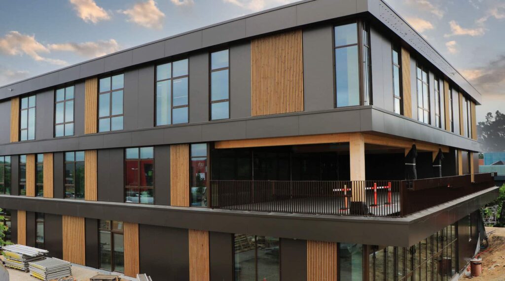 Stacbond — mørk kompositfacade